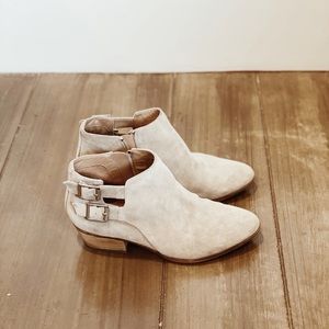 Clarks Size 7 Suede Booties